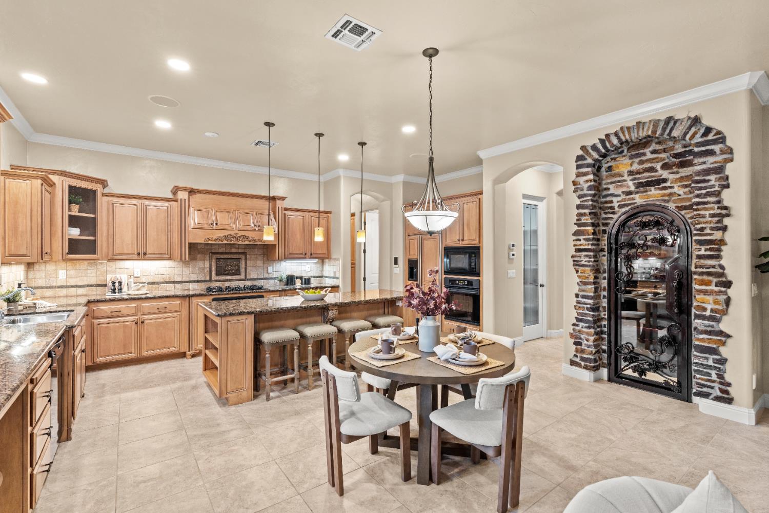 3900 Stoneleigh Court