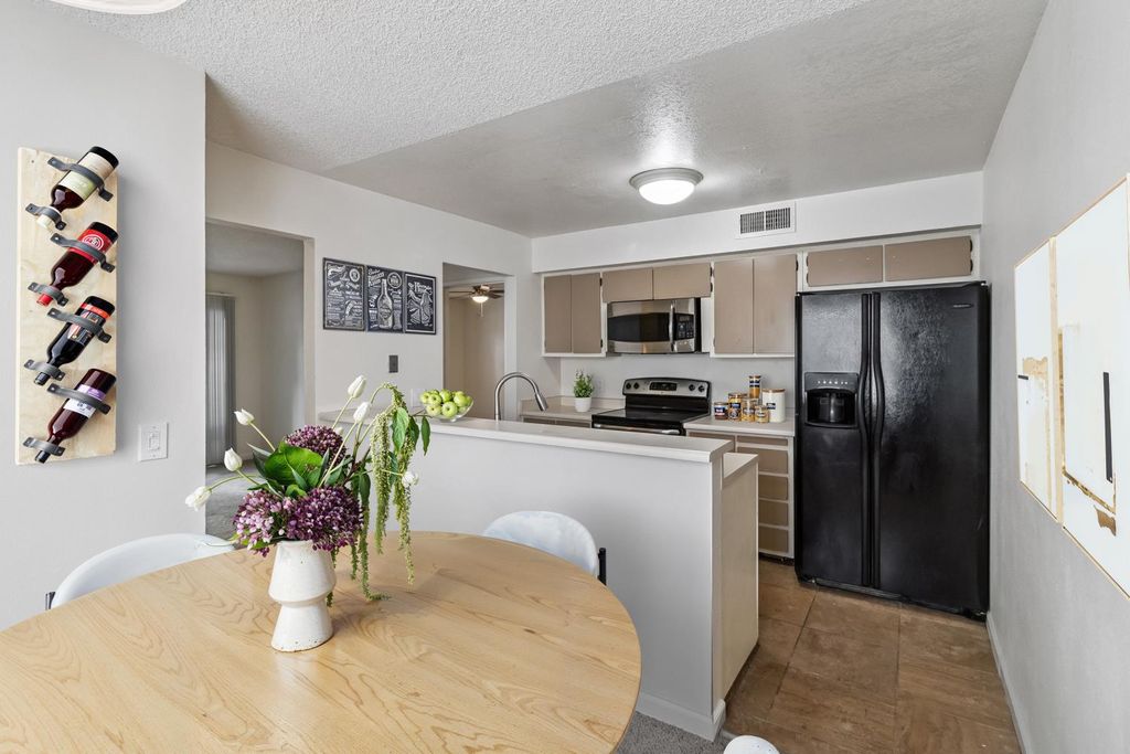 Photo of 750 Del Verde Circle #6, Sacramento, CA 95833 (MLS # 225146667)