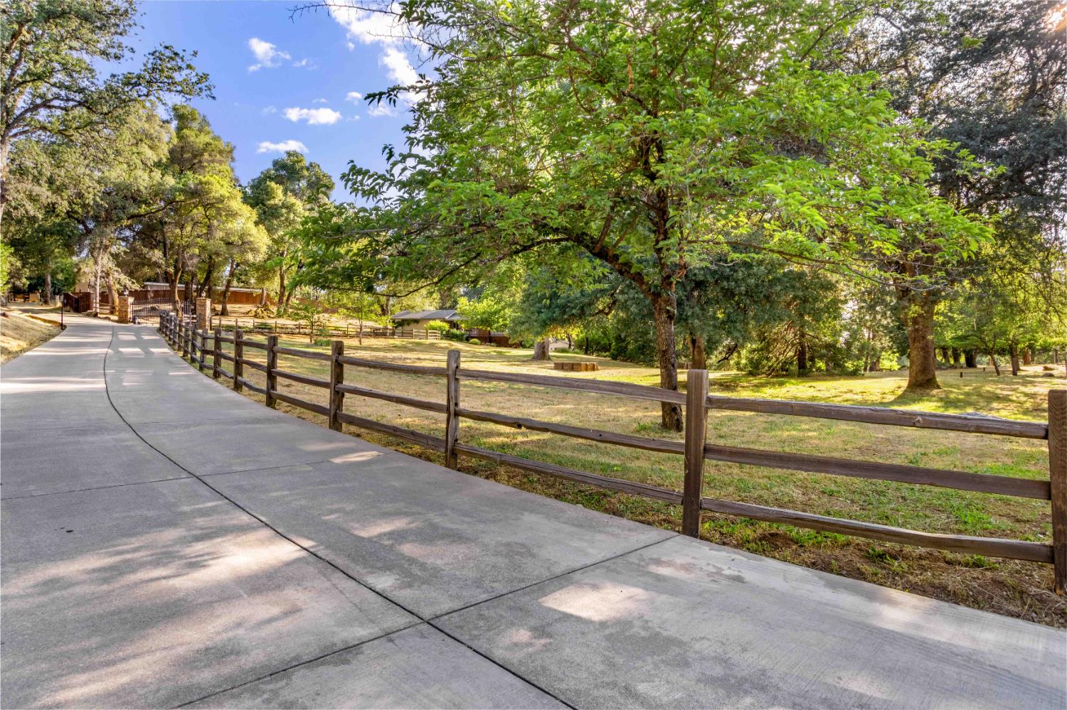 5541 Oak Leaf Circle