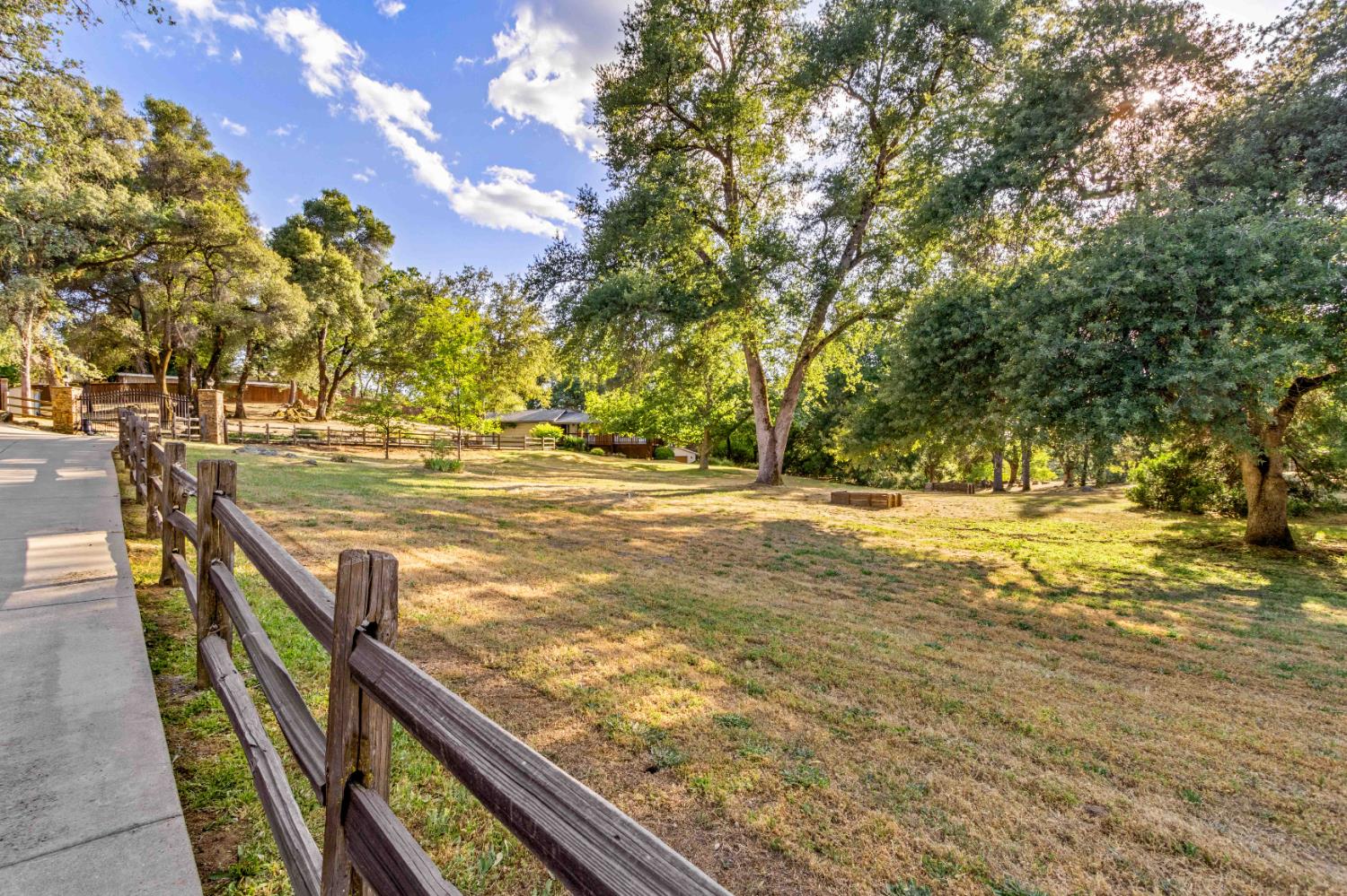 5541 Oak Leaf Circle