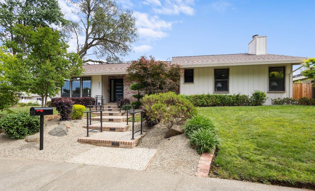 Photo of 6901 Lincoln Creek Circle, Carmichael, CA 95608 (MLS # 226047452)