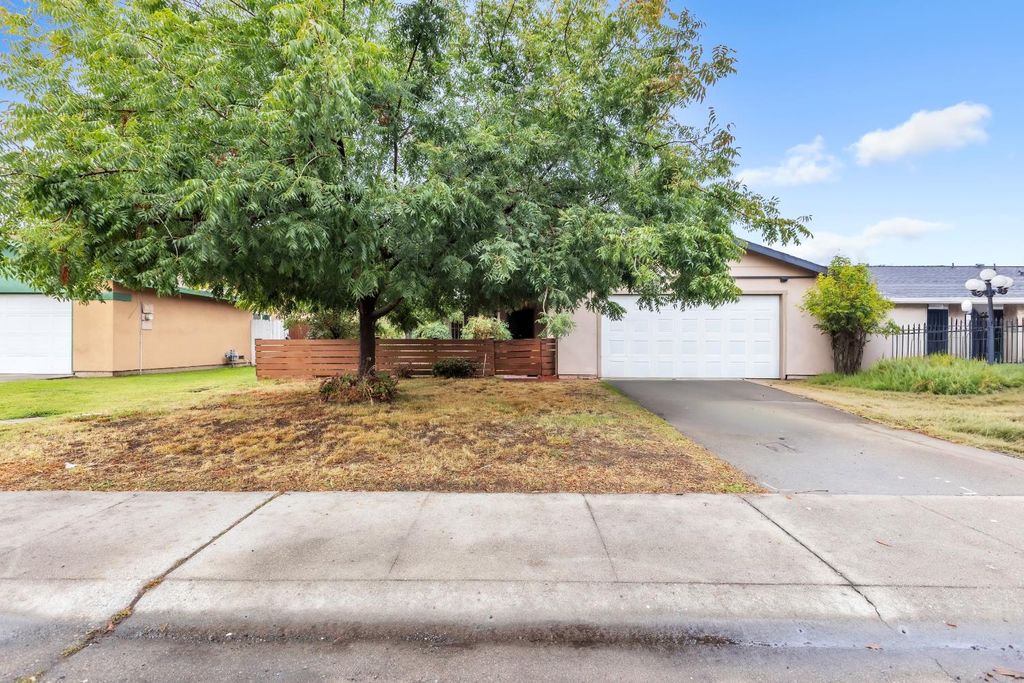 Photo of 8018 Center Parkway, Sacramento, CA 95823 (MLS # 225134538)