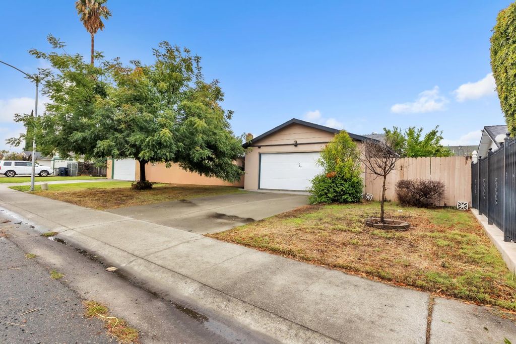 Photo of 8018 Center Parkway, Sacramento, CA 95823 (MLS # 225134538)