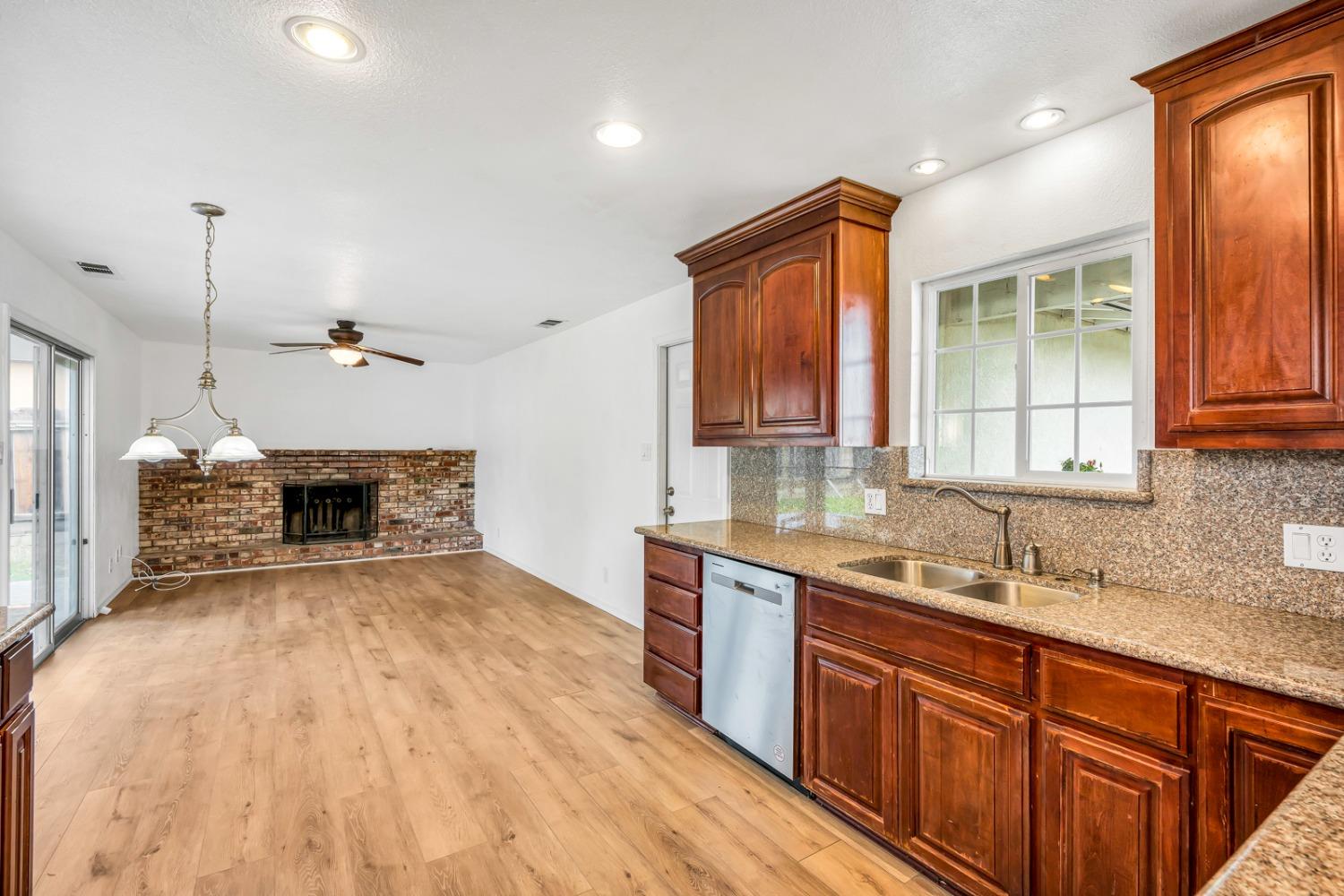 Los Banos, California 93635, United States, 3 Bedrooms Bedrooms, ,2 BathroomsBathrooms,Residential,Pending,24015