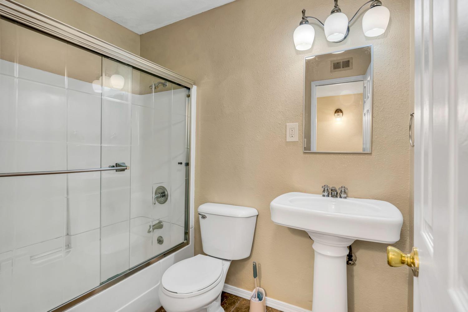 Los Banos, California 93635, United States, 3 Bedrooms Bedrooms, ,2 BathroomsBathrooms,Residential,Pending,24015