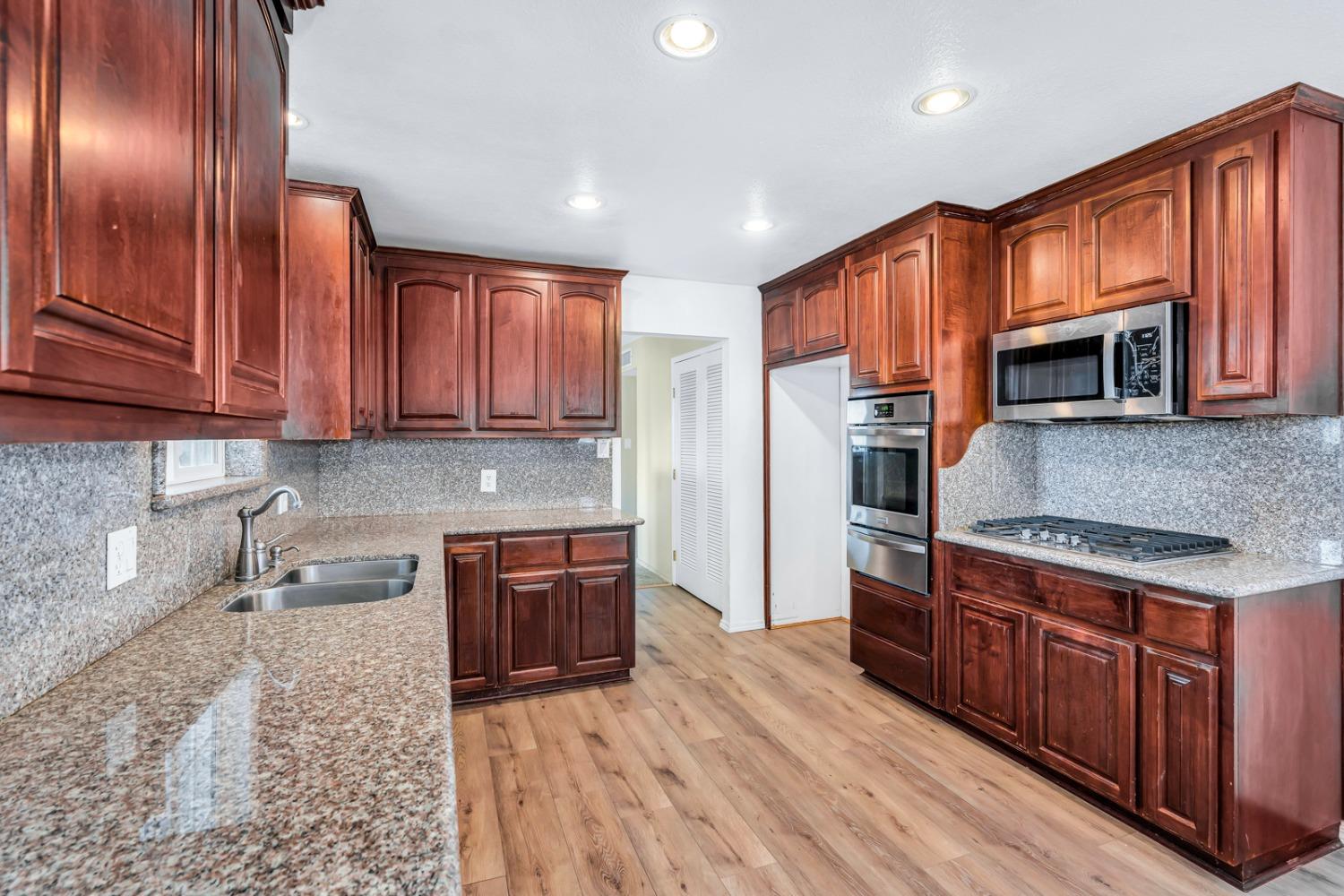 Los Banos, California 93635, United States, 3 Bedrooms Bedrooms, ,2 BathroomsBathrooms,Residential,Pending,24015