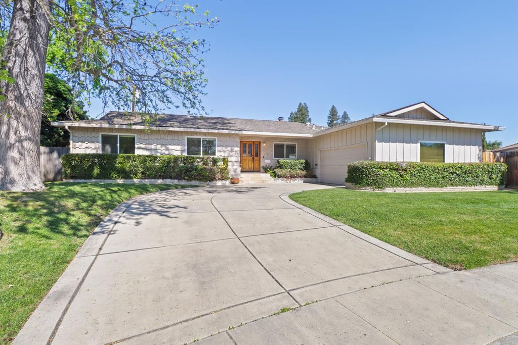 Photo of 122 Harber Court, Sacramento, CA 95864 (MLS # 226034737)