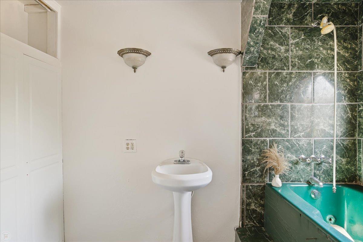 Modesto, California 95354, United States, 3 Bedrooms Bedrooms, ,2 BathroomsBathrooms,Residential,Active,11044