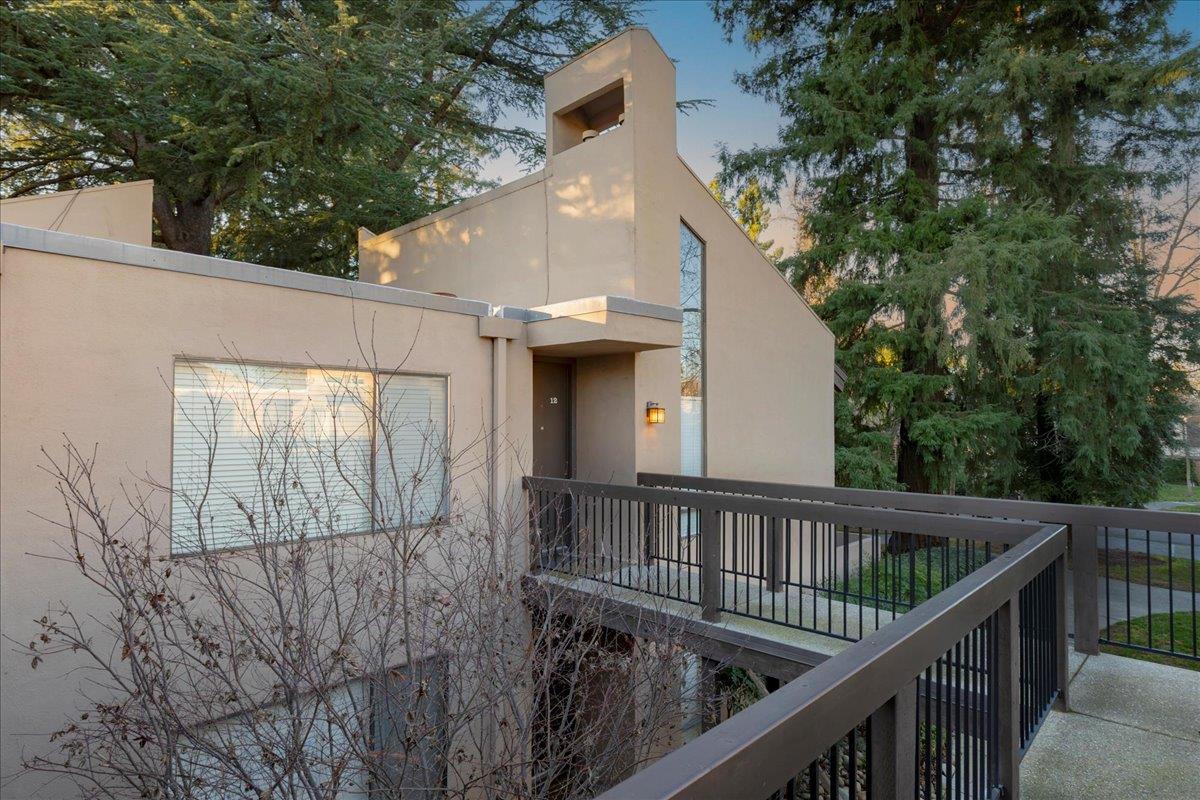 2200 Woodside Lane 12