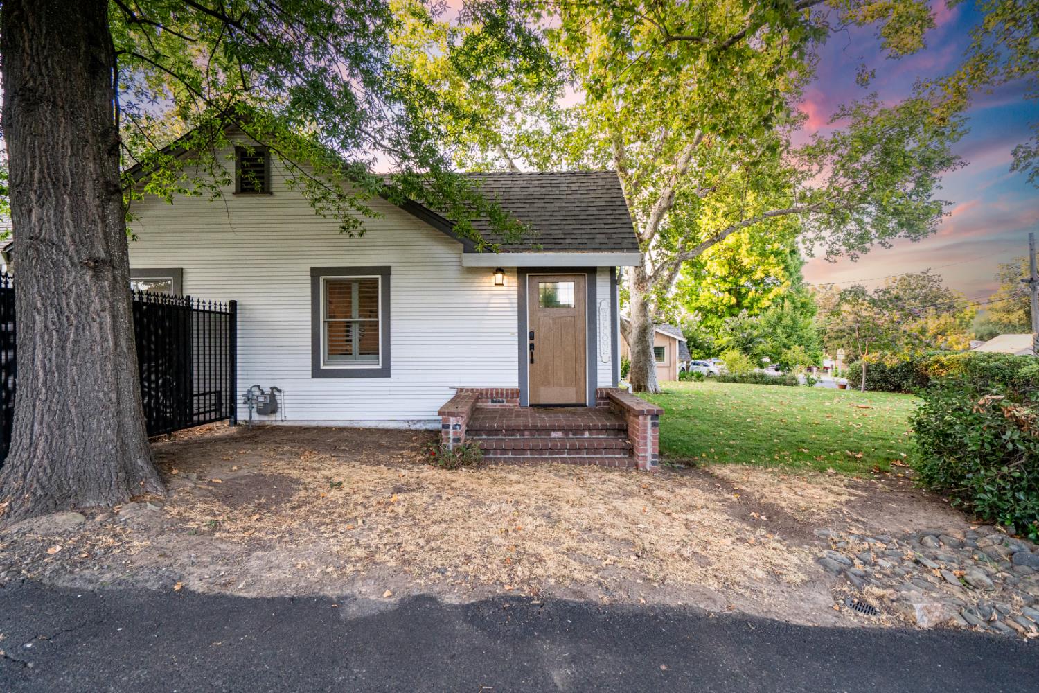 6033 Mariposa Avenue