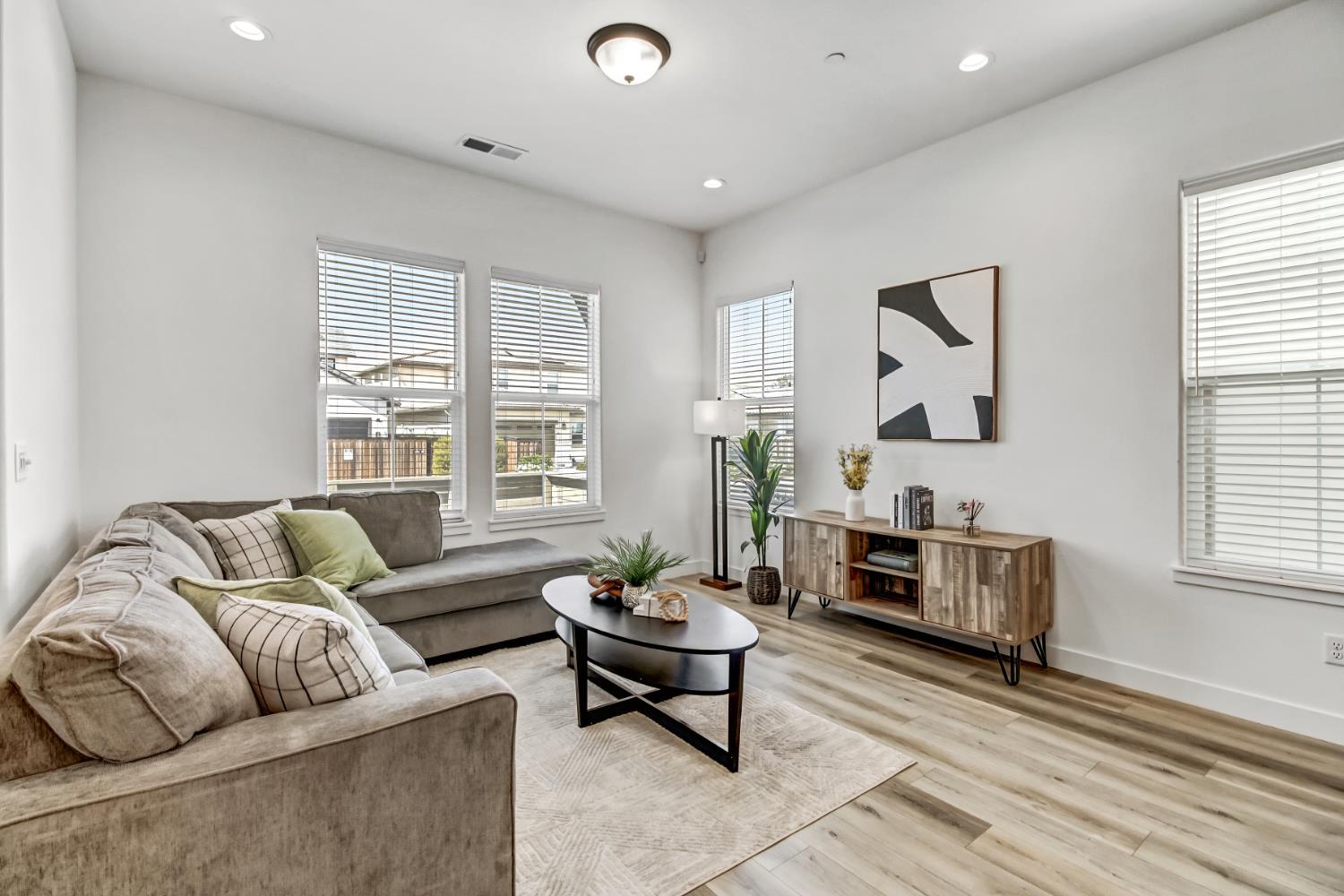 2352 Bronze Star Way