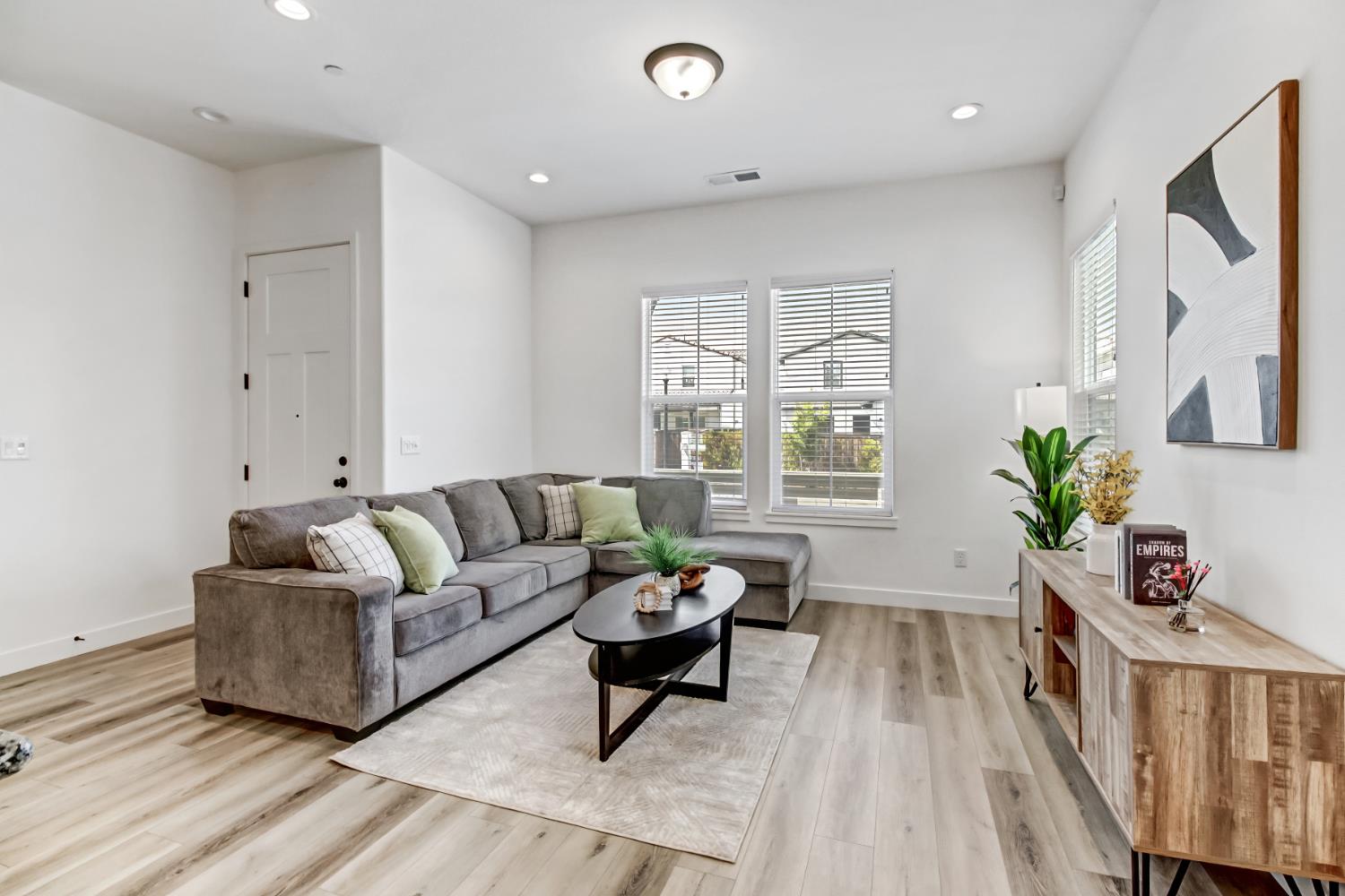 2352 Bronze Star Way