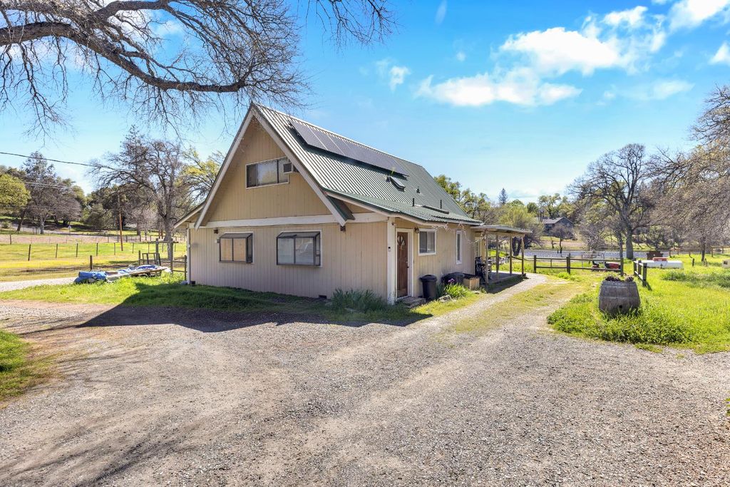 Photo of 13489 Yorkshire Road, Groveland, CA 95321 (MLS # 226034855)