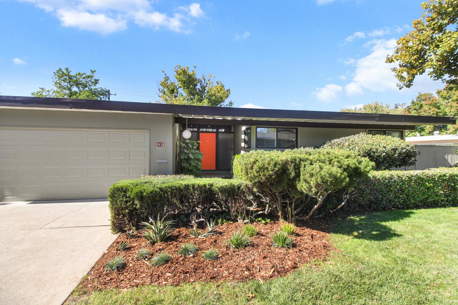 3915 Adelheid Way