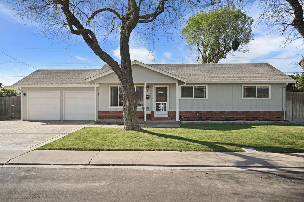 Photo of 916 6th Street, Ripon, CA 95366 (MLS # 226032355)