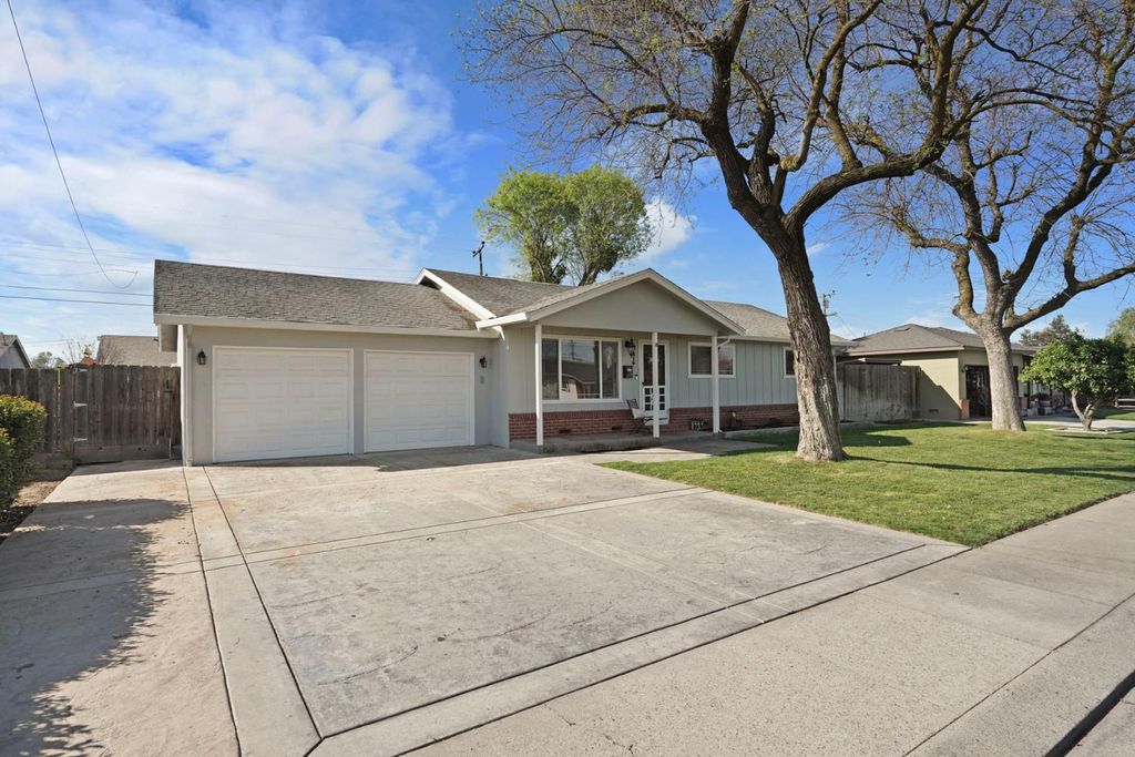 Photo of 916 6th Street, Ripon, CA 95366 (MLS # 226032355)
