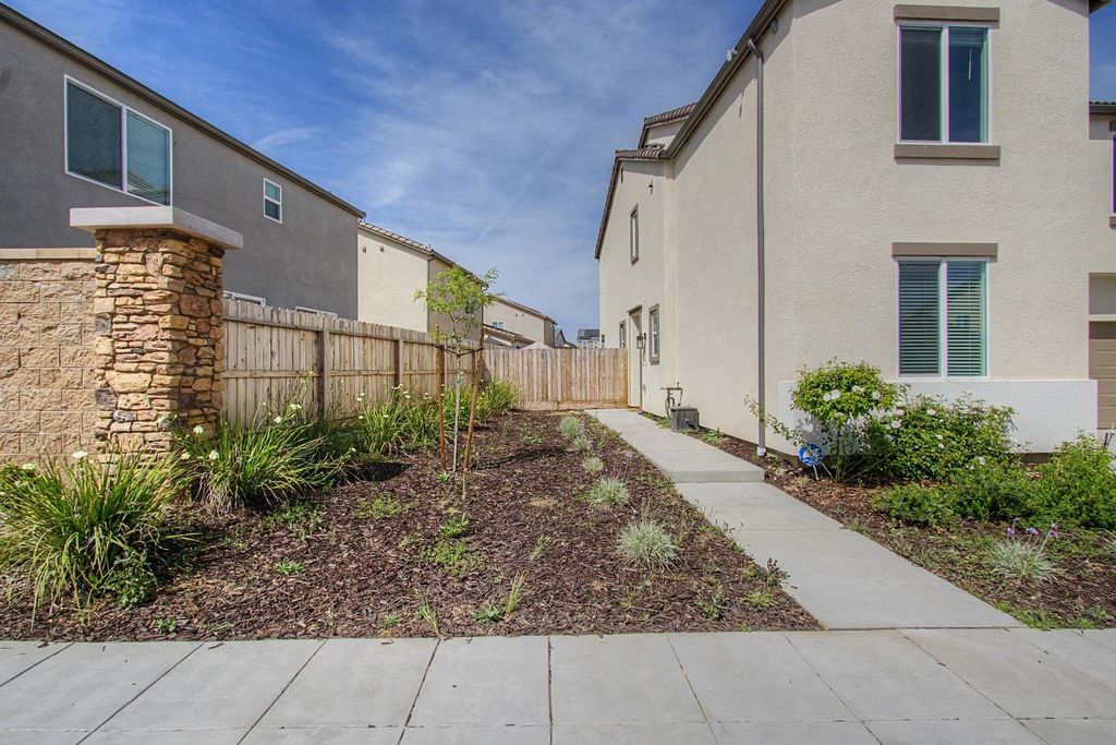 Photo of 1183 Ponderosa Way, Madera, CA 93636 (MLS # 226037898)