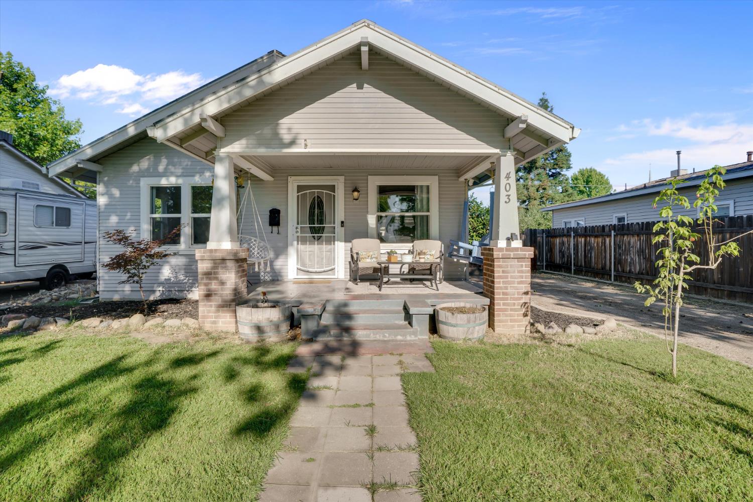 403 S Acacia