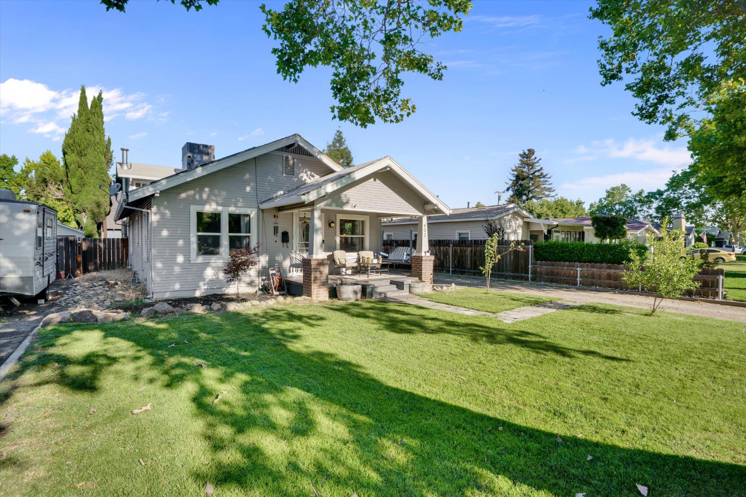 403 S Acacia