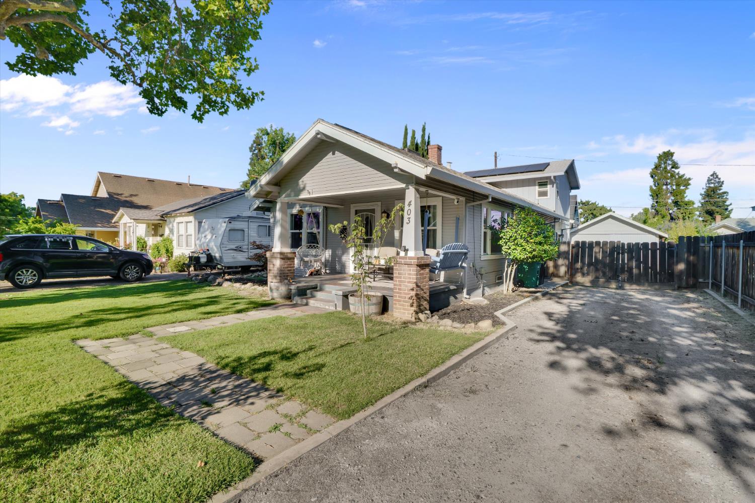 403 S Acacia
