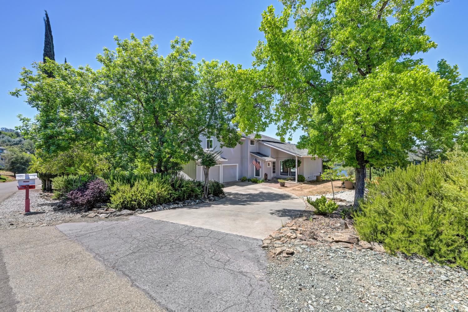 1386 Lakehills Drive