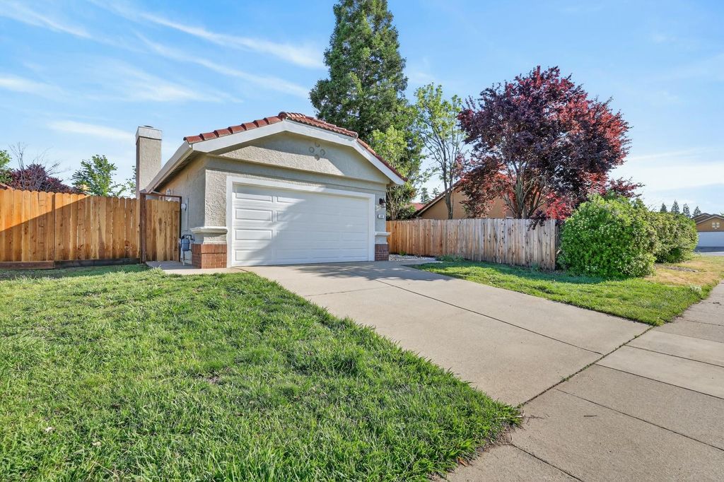 Photo of 102 Moylan Way, Folsom, CA 95630 (MLS # 226032784)