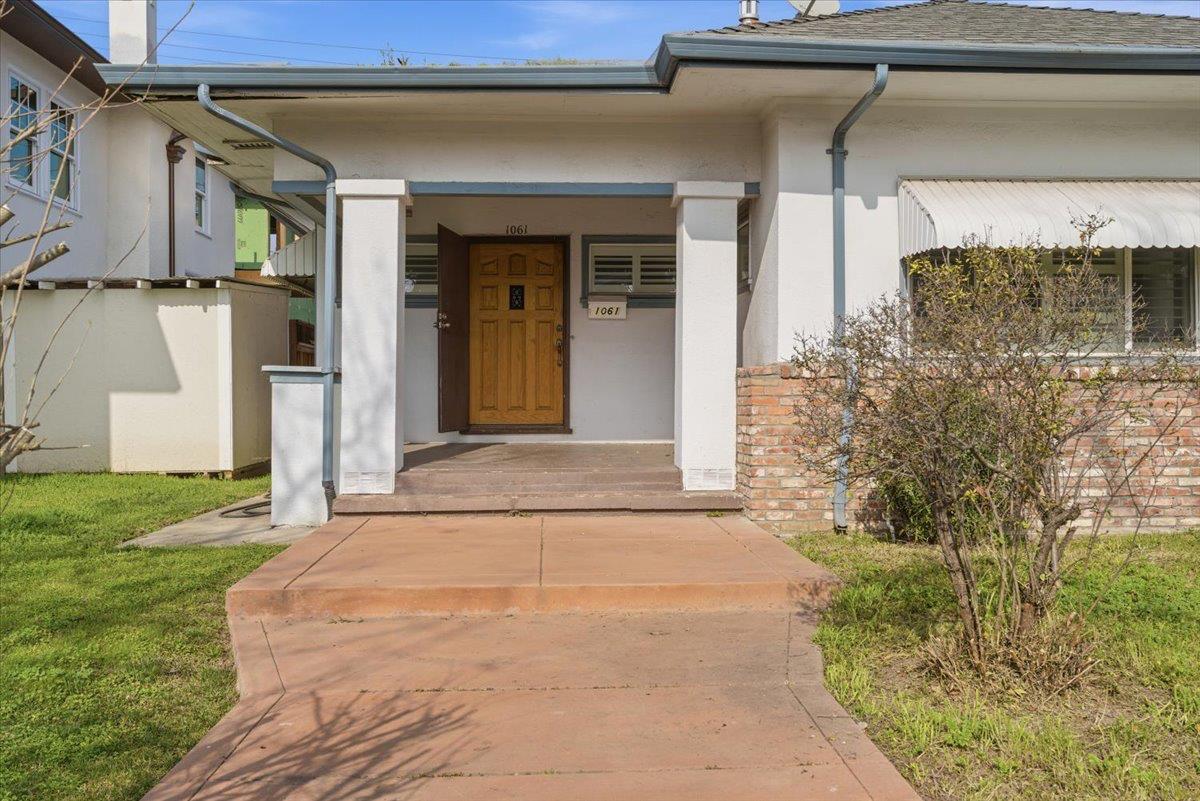 1061 W Willow Street