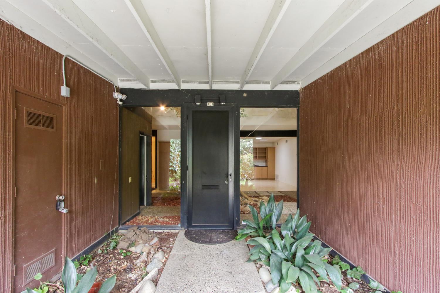 101 E 7th Street