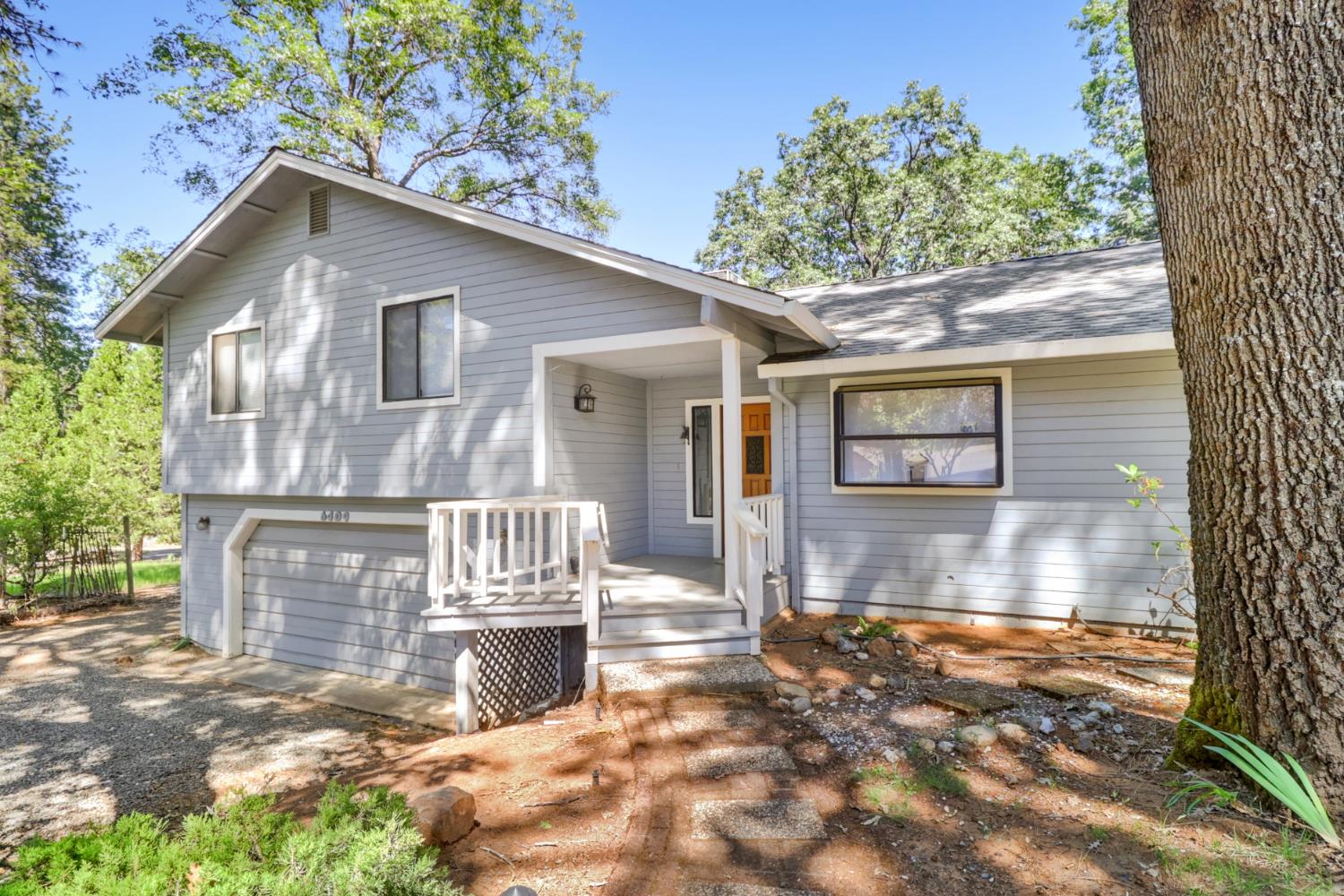 6409 Longridge