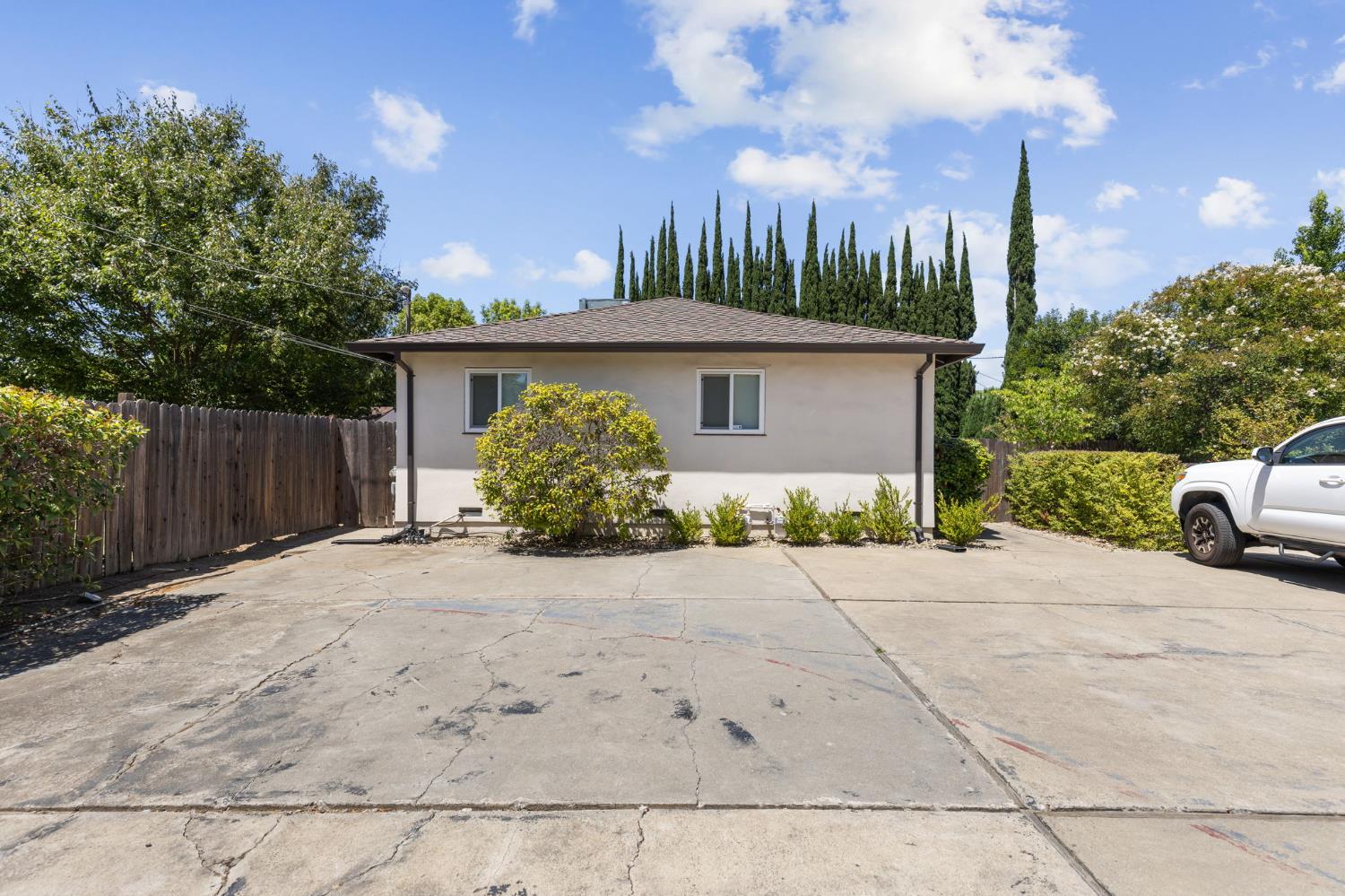 5652 Broadway