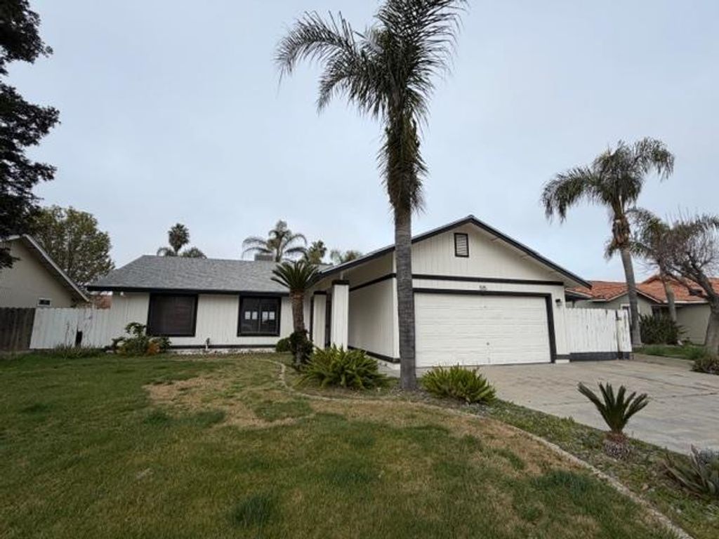 Photo of 515 N Santa Monica Street, Los Banos, CA 93635 (MLS # 226020161)