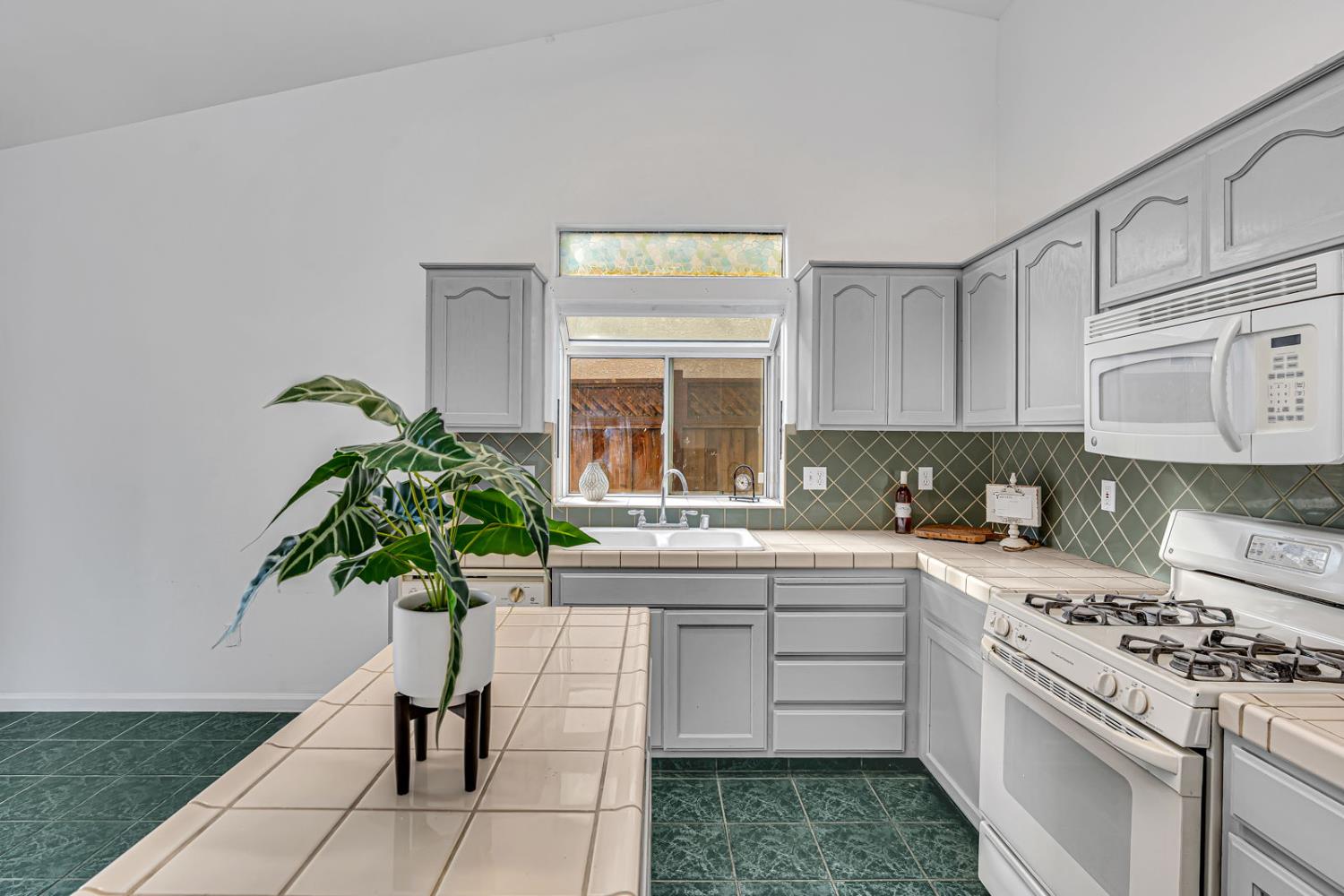 Los Banos, California 93635, United States, 3 Bedrooms Bedrooms, ,2 BathroomsBathrooms,Residential,Pending,246597