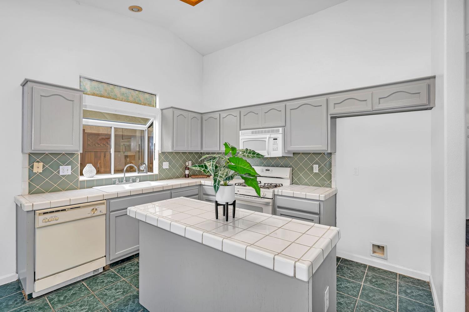 Los Banos, California 93635, United States, 3 Bedrooms Bedrooms, ,2 BathroomsBathrooms,Residential,Pending,246597