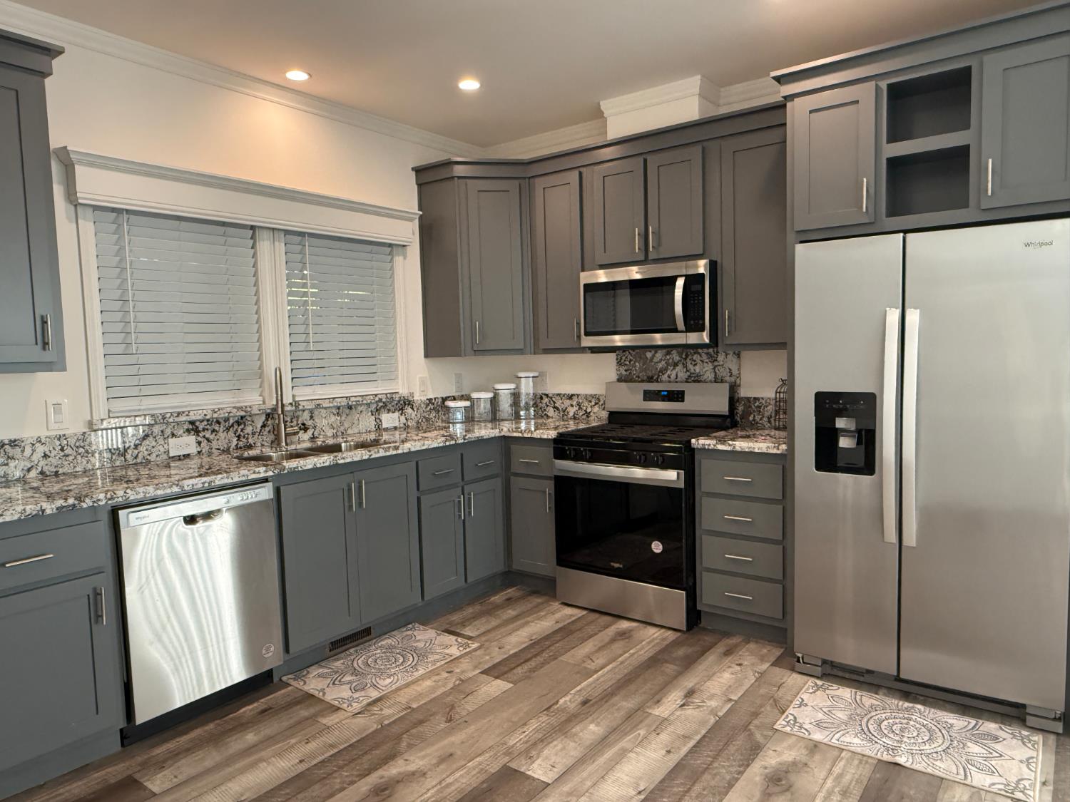 6048 Decloration Circle