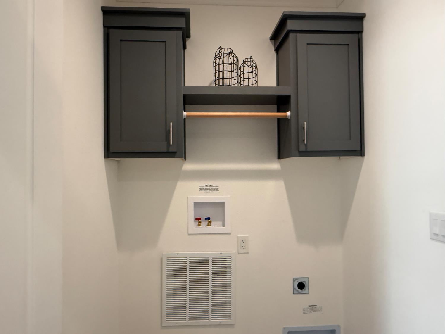 6048 Decloration Circle