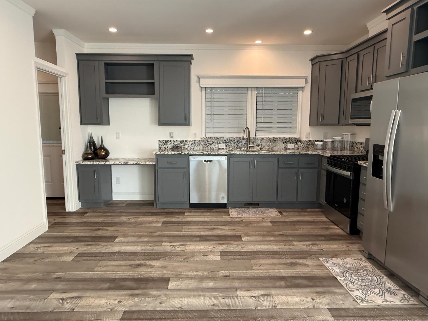 6048 Decloration Circle