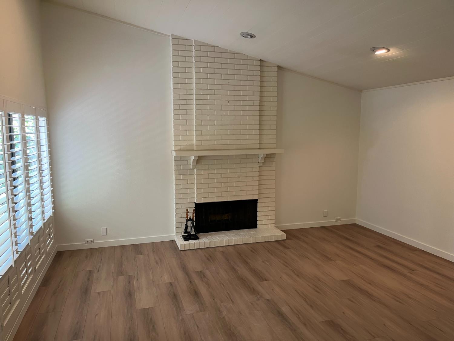 301 DUNBARTON Way