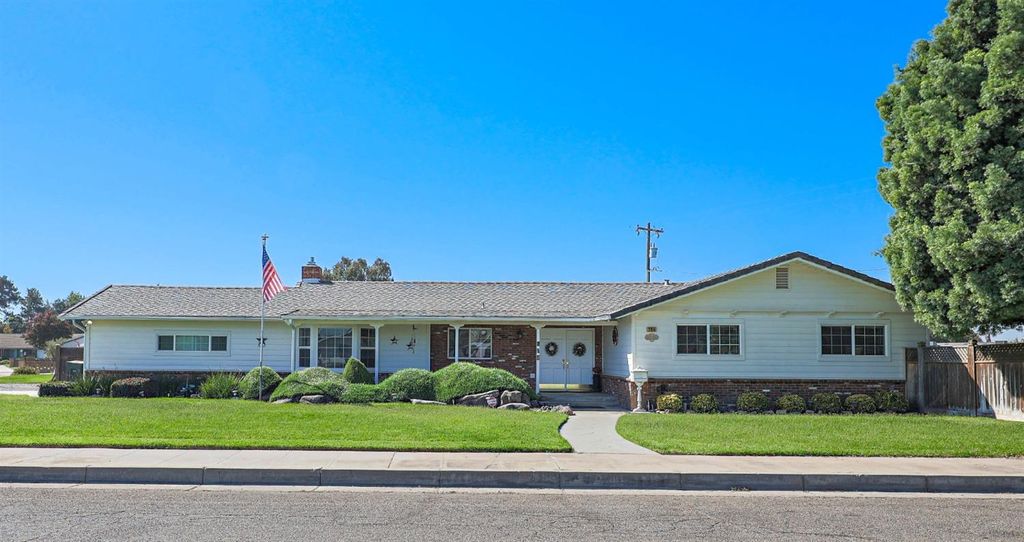 Photo of 205 Amador Street, Chowchilla, CA 93610 (MLS # 224110544)