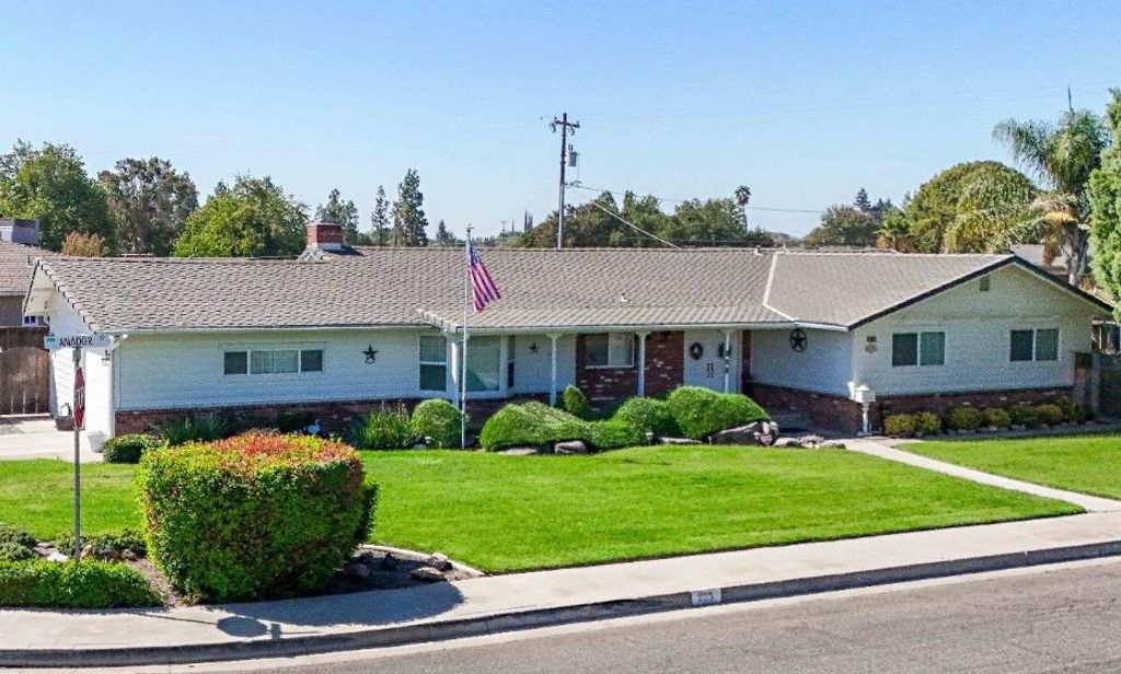 Photo of 205 Amador Street, Chowchilla, CA 93610 (MLS # 224110544)