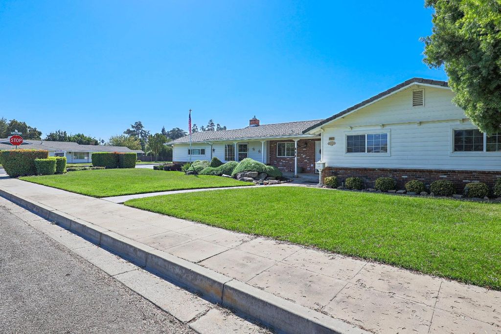 Photo of 205 Amador Street, Chowchilla, CA 93610 (MLS # 224110544)