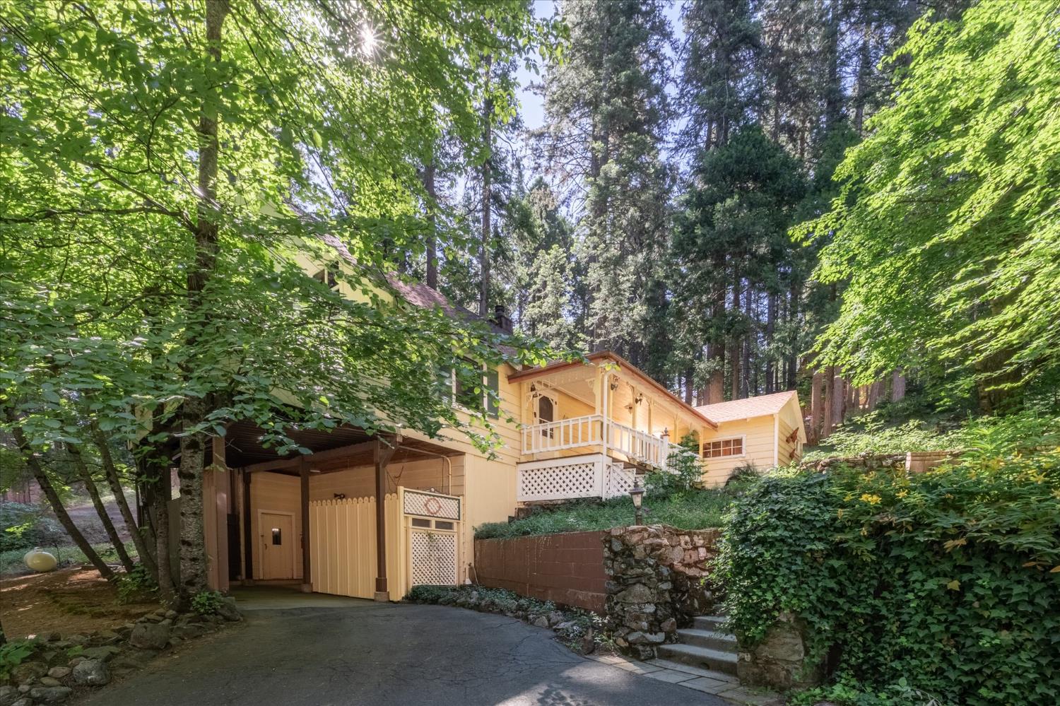 1215 Laurel Circle