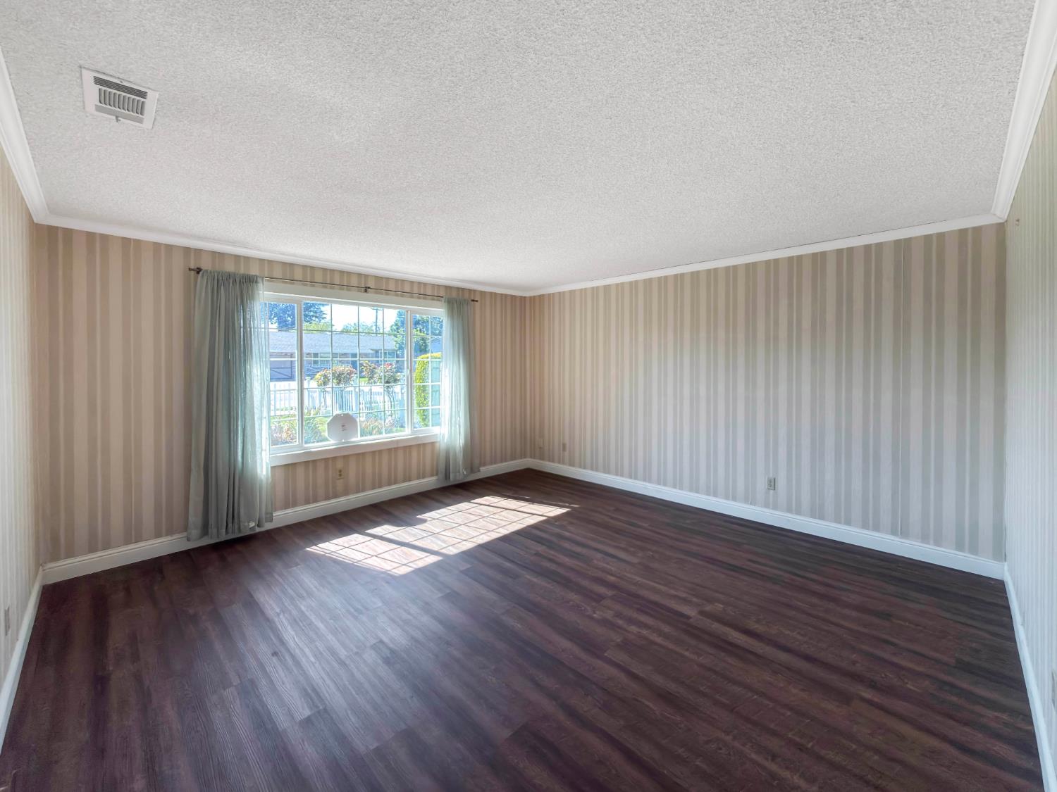 619 E Robinhood Drive