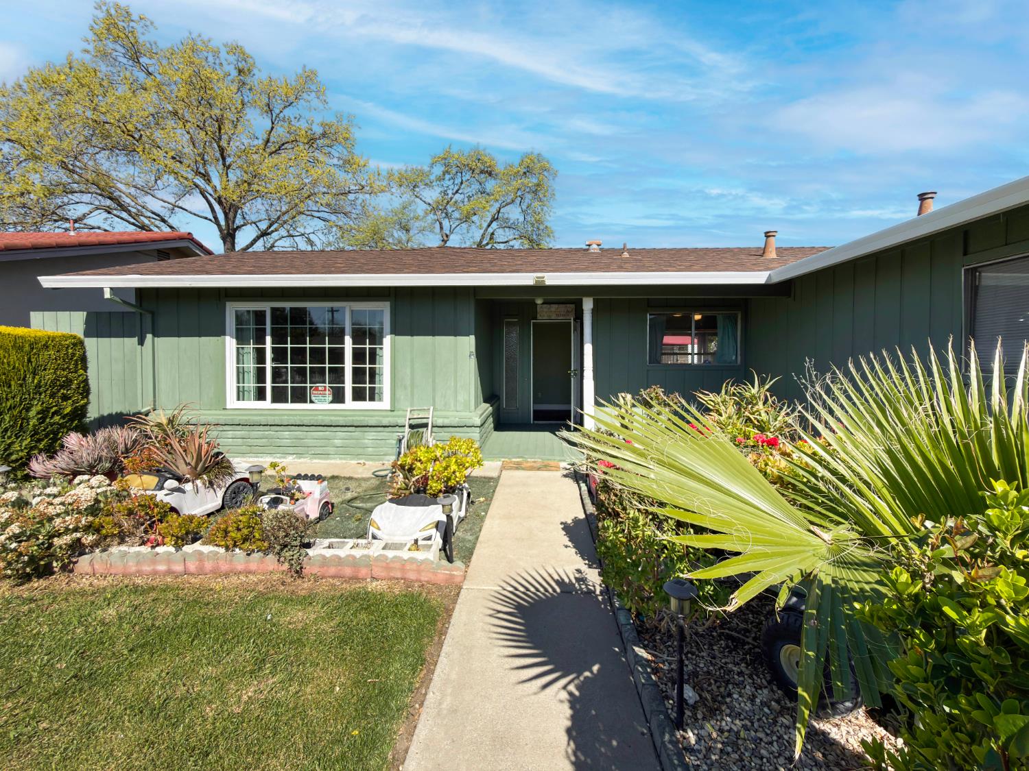 619 E Robinhood Drive