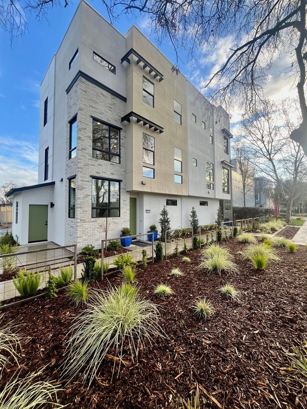 Photo of 447 Dowitcher Walk, West Sacramento, CA 95605 (MLS # 225145726)