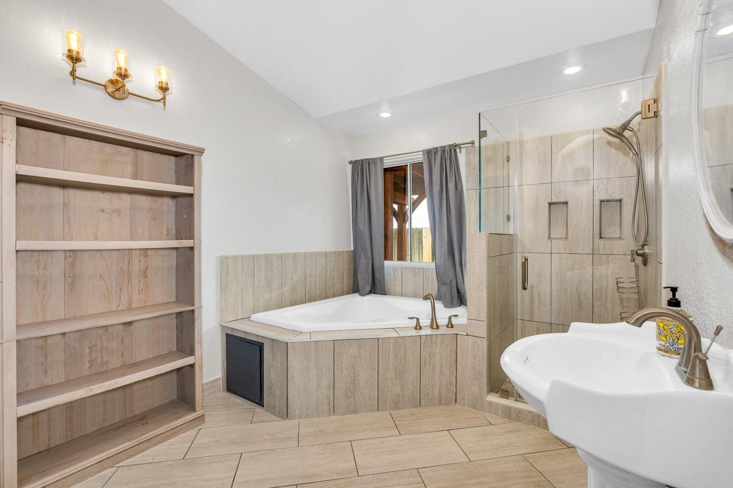 Los Banos, California 93635, United States, 4 Bedrooms Bedrooms, ,2 BathroomsBathrooms,Residential,Active,110823