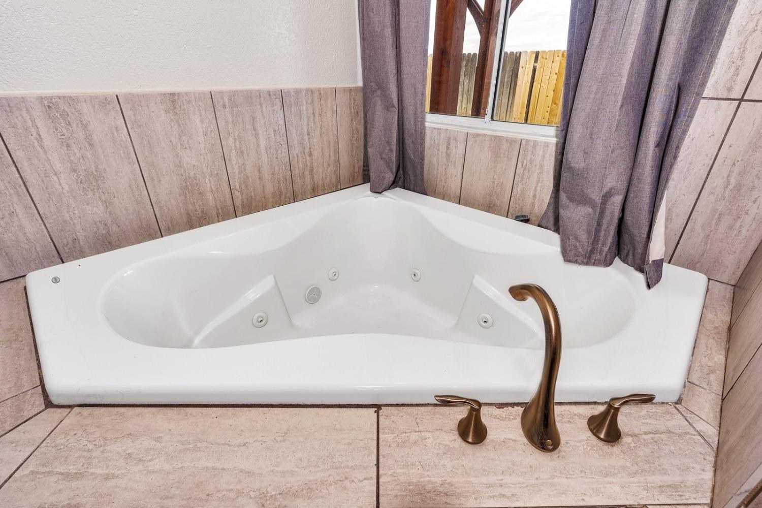 Los Banos, California 93635, United States, 4 Bedrooms Bedrooms, ,2 BathroomsBathrooms,Residential,Active,110823