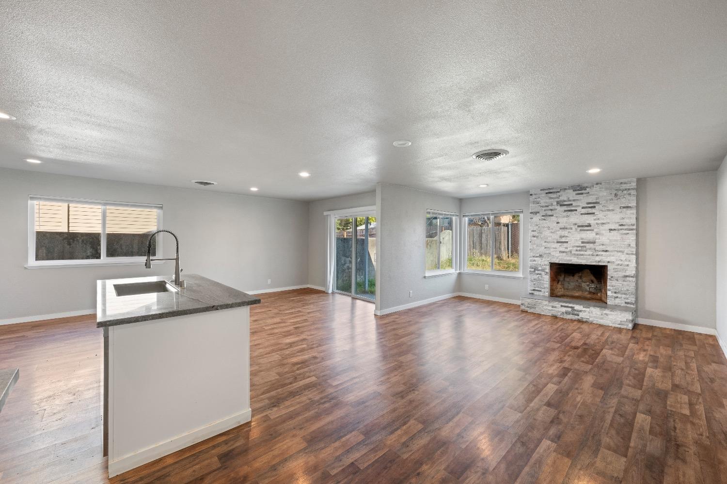 4420 Fenwick