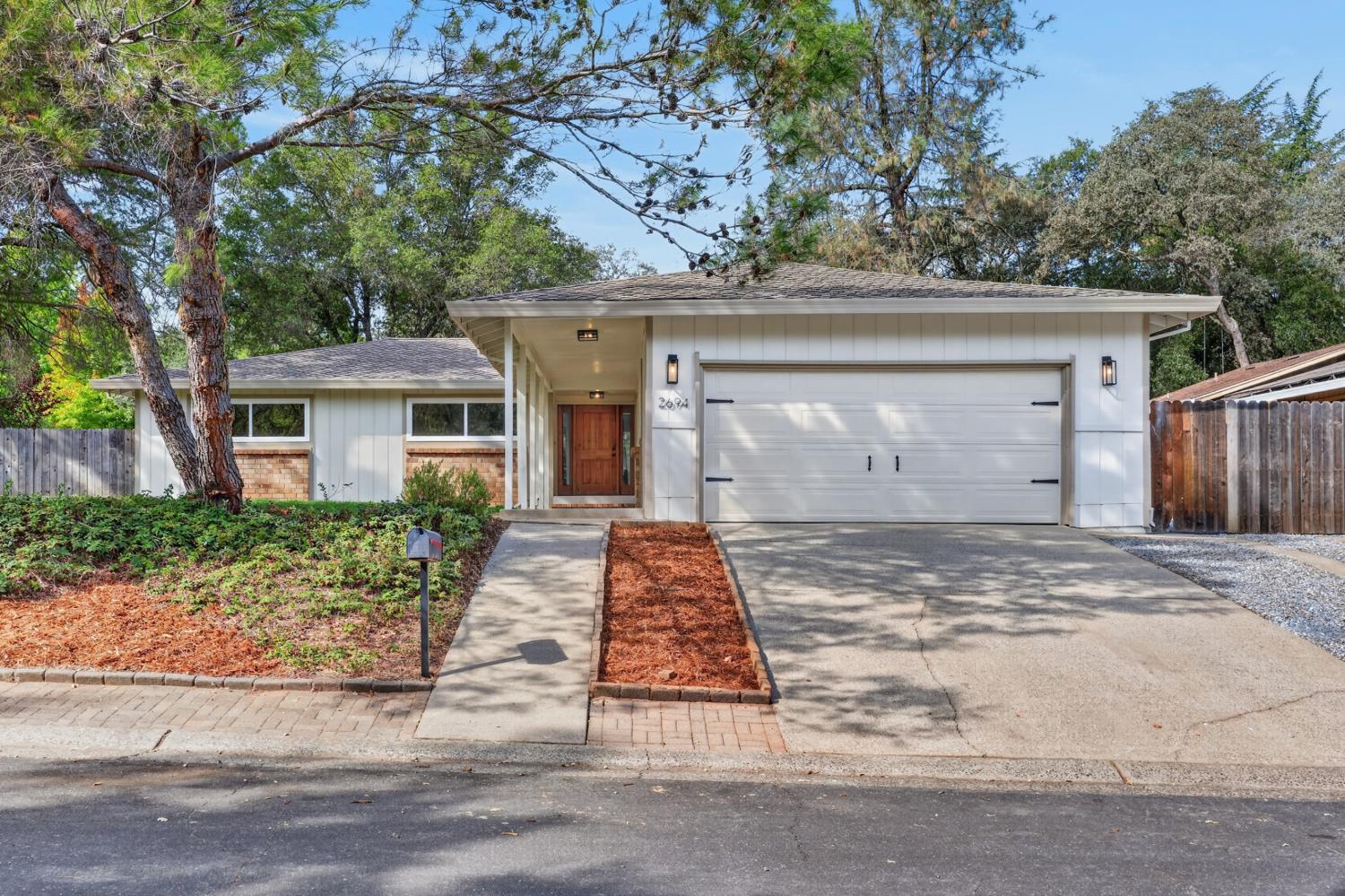 2694 King Edward Drive