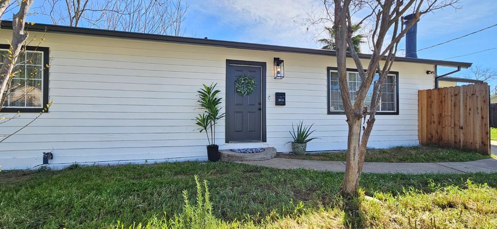 Photo of 2616 Selma St, Sacramento, CA 95815 (MLS # 226031319)