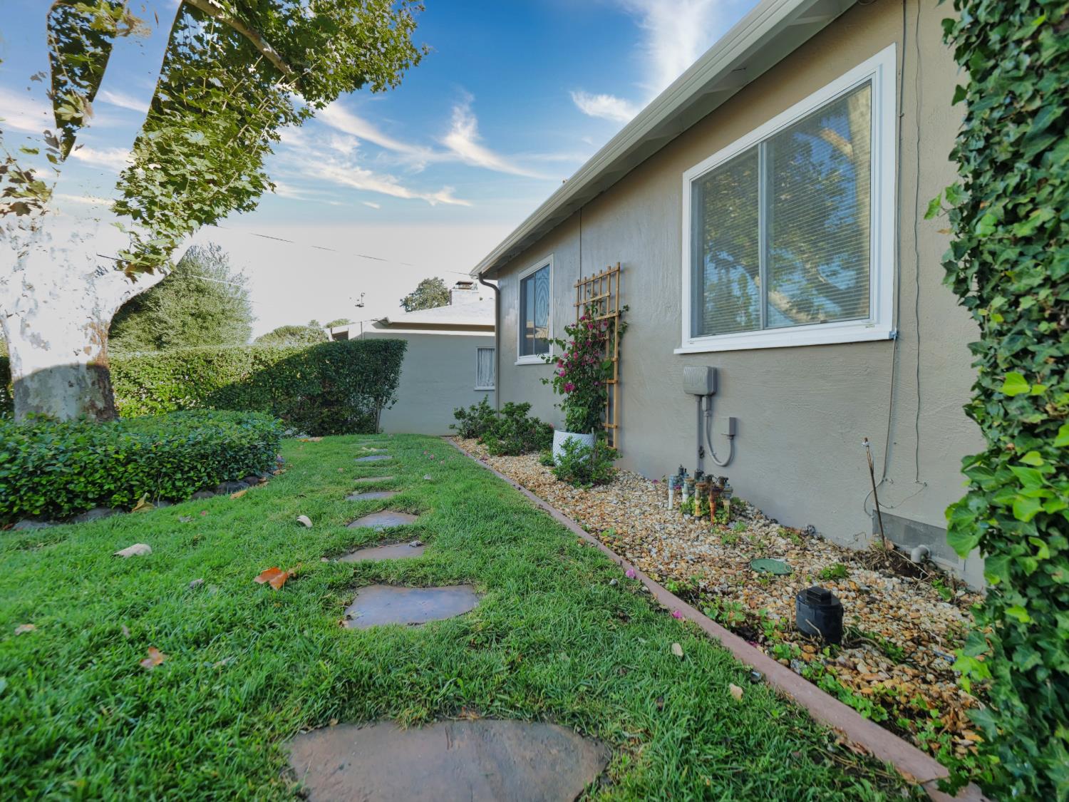 2040 Esperanza Drive